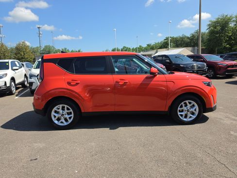 Certified 2025 Kia Soul LX w/ LX Technology Package FWD image 9