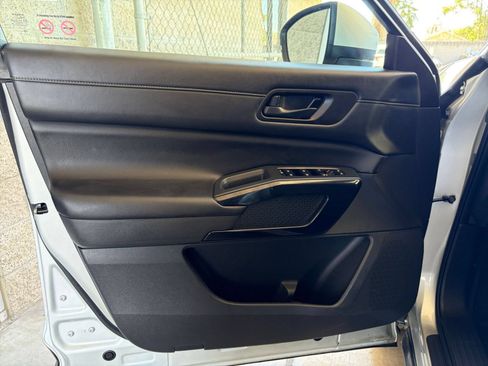 Used 2025 Nissan Pathfinder SV FWD image 18