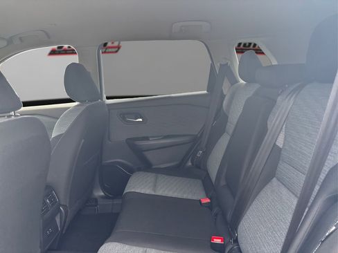 Used 2023 Nissan Rogue SV image 10