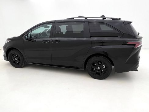 Used 2025 Toyota Sienna XLE Woodland Edition image 10