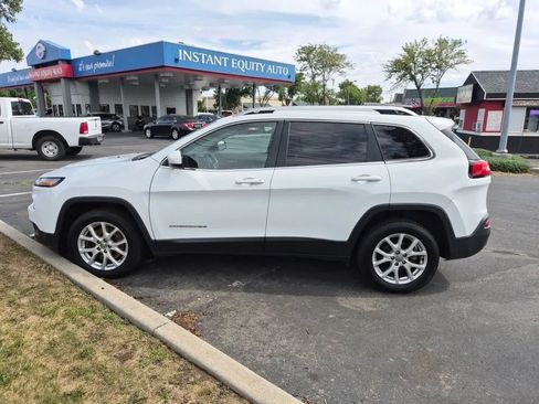 Used 2017 Jeep Cherokee Latitude FWD image 3