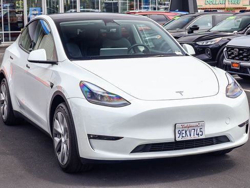 Used 2023 Tesla Model Y Long Range AWD/4WD image 17