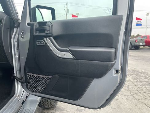 Used 2018 Jeep Wrangler Unlimited Sahara w/ Connectivity Group image 9