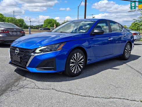 Used 2025 Nissan Altima 2.5 SV FWD image 3