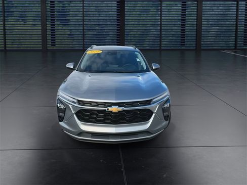 Used 2024 Chevrolet Trax LT w/ Driver Confidence Package image 3