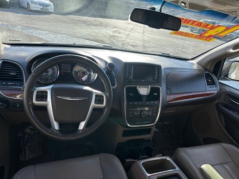 Used 2014 Chrysler Town & Country Touring image 12