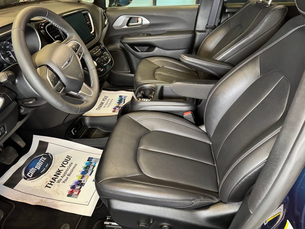 Used 2025 Chrysler Pacifica Select FWD image 21