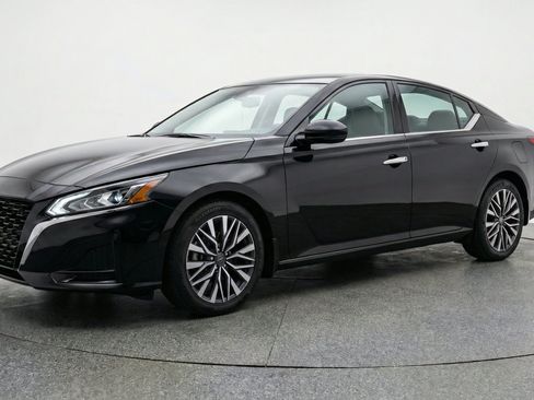Used 2025 Nissan Altima 2.5 SV FWD image 3