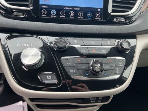 Used 2018 Chrysler Pacifica Touring Plus image 21