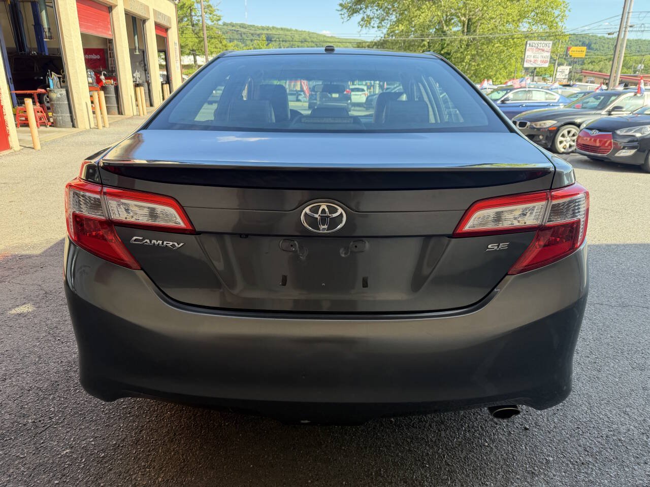 Used 2014 Toyota Camry SE w/ Moonroof Package FWD image 5