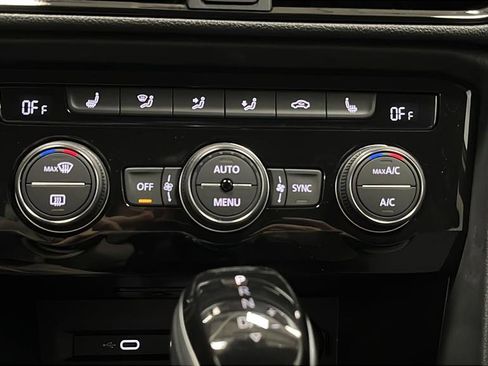 Used 2024 Volkswagen Taos SE image 17