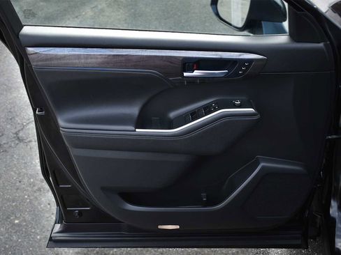 Used 2023 Toyota Highlander Platinum image 29