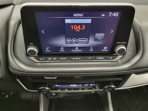 Used 2025 Nissan Rogue SV image 8