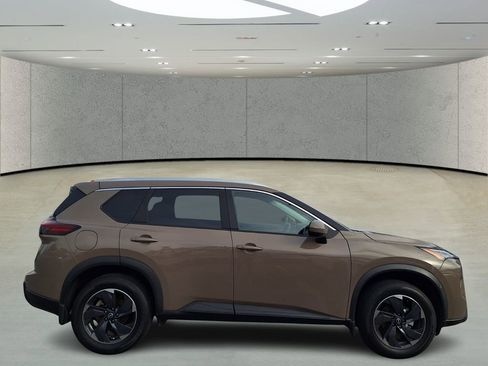 Used 2025 Nissan Rogue SV w/ SV Premium Package image 5