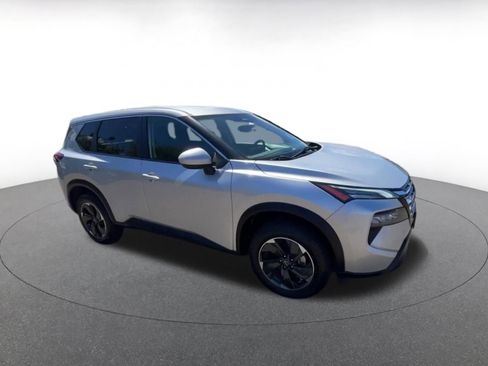 Used 2024 Nissan Rogue SV image 2