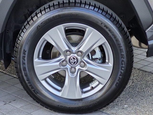 Used 2025 Toyota RAV4 XLE FWD image 13
