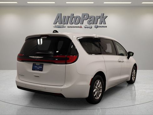 Used 2025 Chrysler Pacifica Select FWD image 10