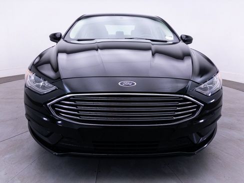 Used 2018 Ford Fusion SE w/ Fusion SE Technology Package FWD image 2
