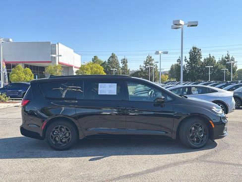 Used 2025 Chrysler Pacifica Premium FWD image 3