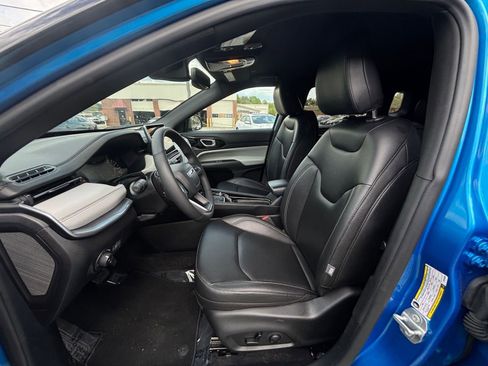 Used 2025 Jeep Compass Limited image 31