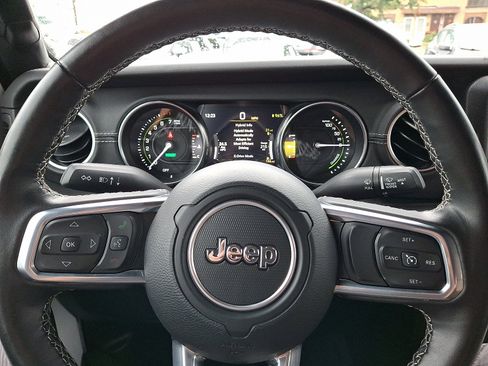 Used 2022 Jeep Wrangler Unlimited Sahara w/ Cold Weather Group image 18