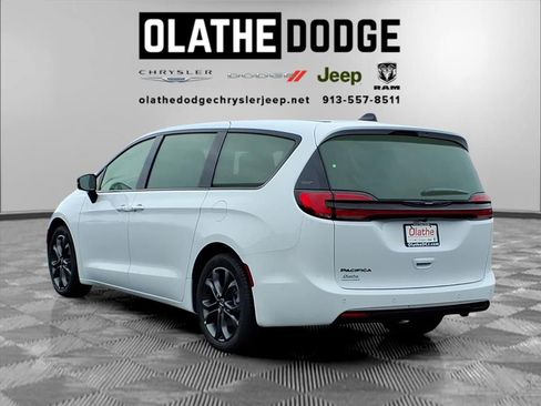 New 2026 Chrysler Pacifica Select image 4