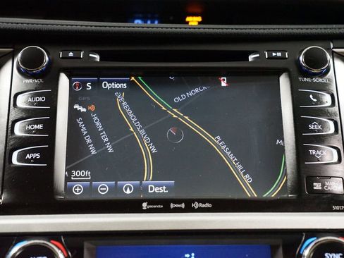 Used 2018 Toyota Highlander XLE image 17