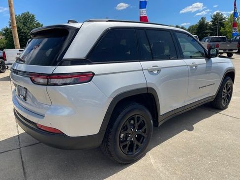 Used 2025 Jeep Grand Cherokee Altitude AWD/4WD image 3