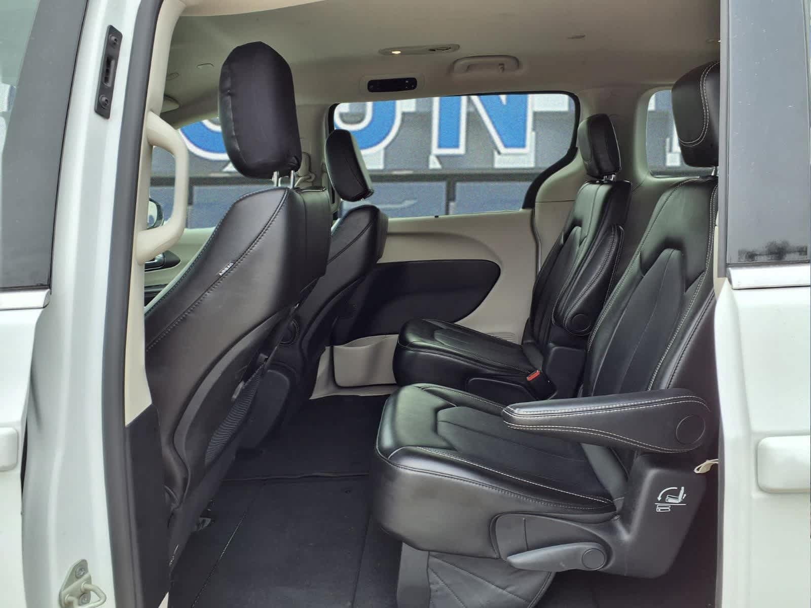 Used 2024 Chrysler Pacifica Touring-L FWD image 11