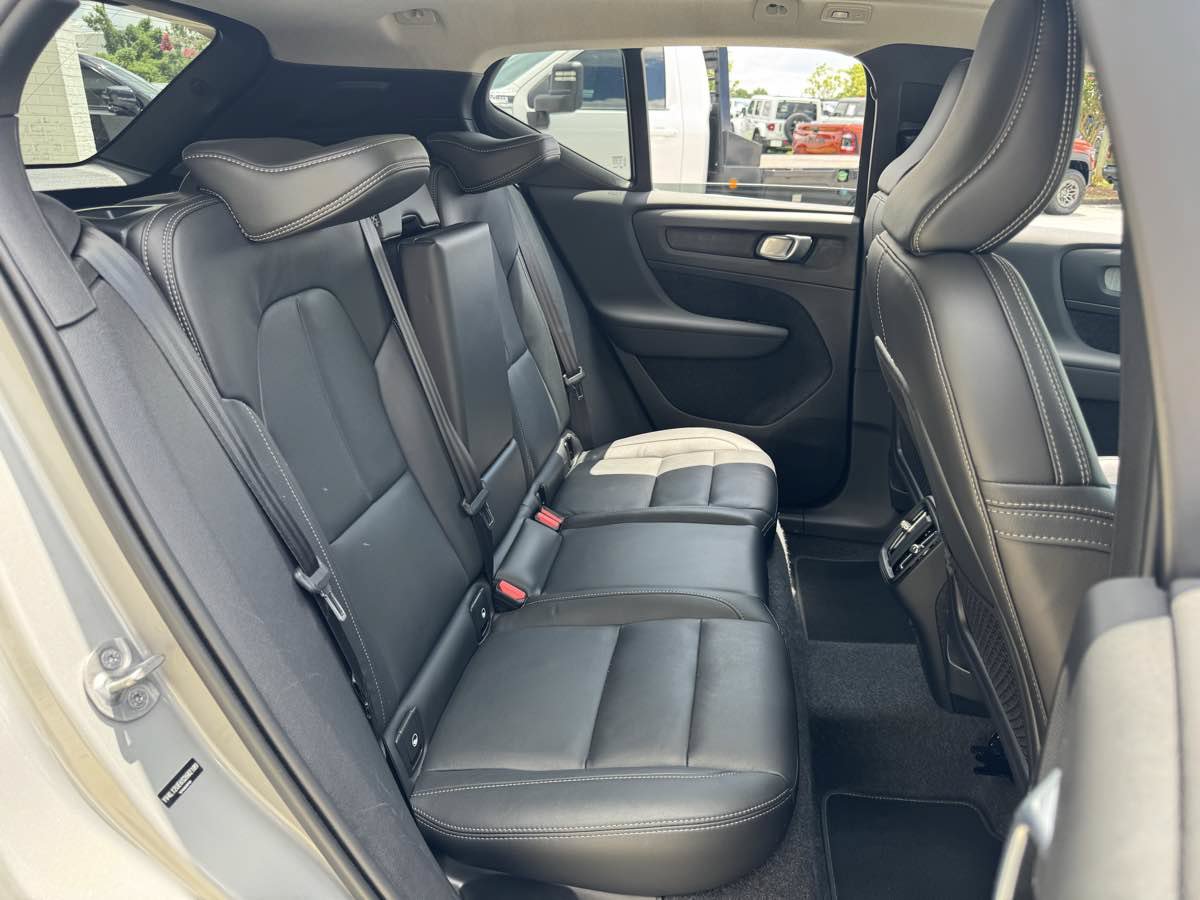 Used 2025 Volvo XC40 B5 Plus AWD/4WD image 13