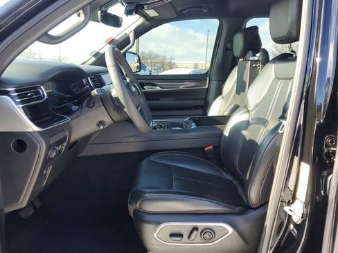 Used 2023 Jeep Wagoneer Base w/ Convenience Group I image 3