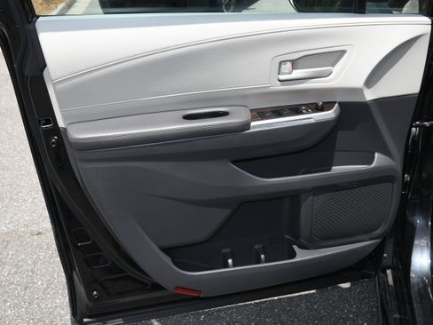 Used 2023 Toyota Sienna LE image 9