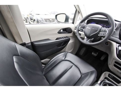 Used 2023 Chrysler Pacifica Touring-L image 8