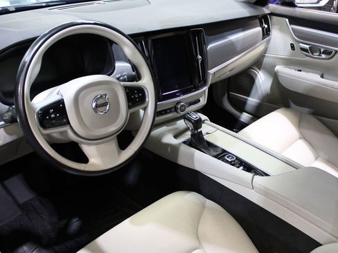 Used 2017 Volvo S90 T6 Momentum w/ Vision Package image 19