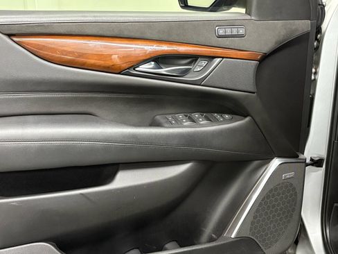 Used 2018 Cadillac Escalade Premium Luxury RWD image 33