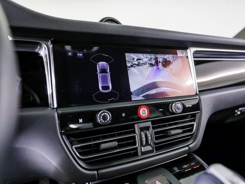 Certified 2025 Porsche Macan image 19