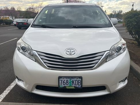 Used 2017 Toyota Sienna XLE w/ XLE Navigation Package image 2