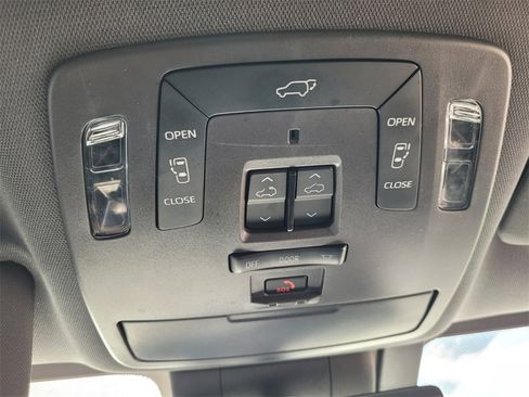 Used 2021 Toyota Sienna Platinum image 37