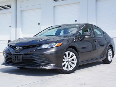 Used 2019 Toyota Camry LE w/ Convenience Package image 4