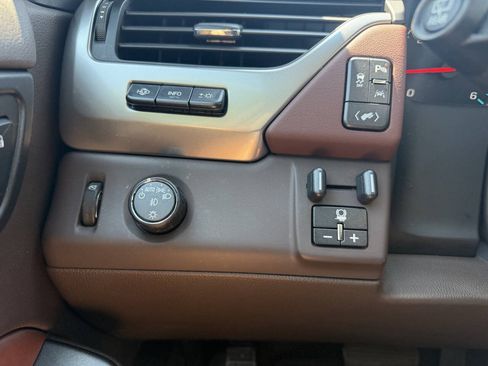 Used 2016 Chevrolet Suburban LTZ RWD image 10