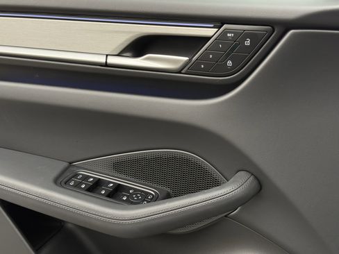 Used 2025 Porsche Macan 4S Electric image 27
