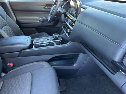 Used 2024 Nissan Pathfinder SV FWD image 17