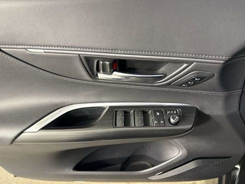 Used 2021 Toyota Venza LE image 19