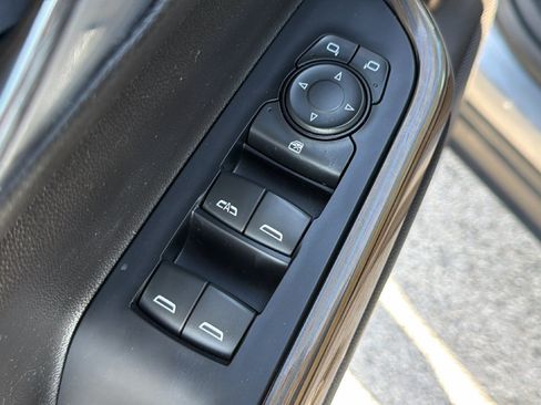 Used 2022 GMC Acadia SLE FWD image 15