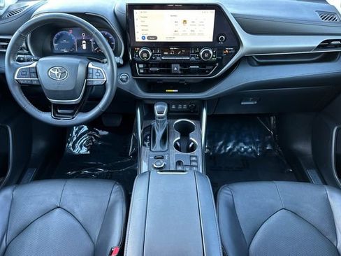 Used 2023 Toyota Highlander Limited image 15
