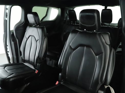 Used 2023 Chrysler Pacifica Touring-L w/ S Appearance Package image 5