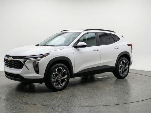 Used 2025 Chevrolet Trax LT w/ LT Convenience Package FWD image 3