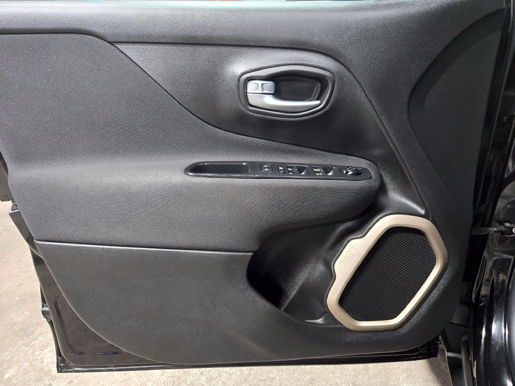 Used 2016 Jeep Renegade Latitude AWD/4WD image 8