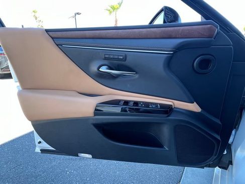 Used 2025 Lexus ES 300h w/ Premium Package FWD image 33