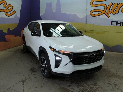 Used 2024 Chevrolet Trax RS w/ Driver Confidence Package image 2